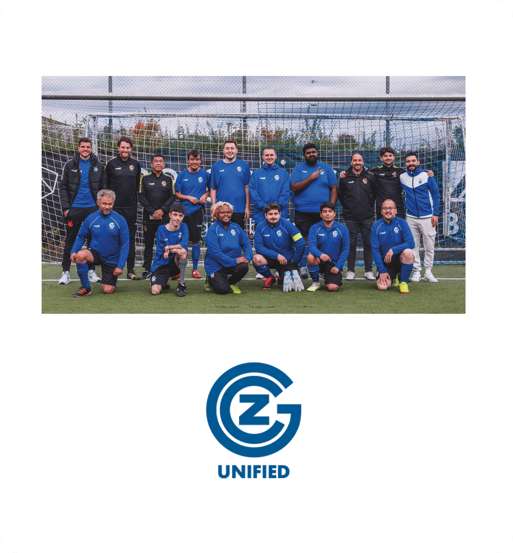 Eine Gruppe von Männern in blauen Fußballtrikots, darunter auch Menschen mit Behinderung, posieren gemeinsam vor einem Tor auf einem Außenfeld. Unter dem Foto ist das "ZG Unified"-Logo zu sehen, das den inklusiven Sport feiert.