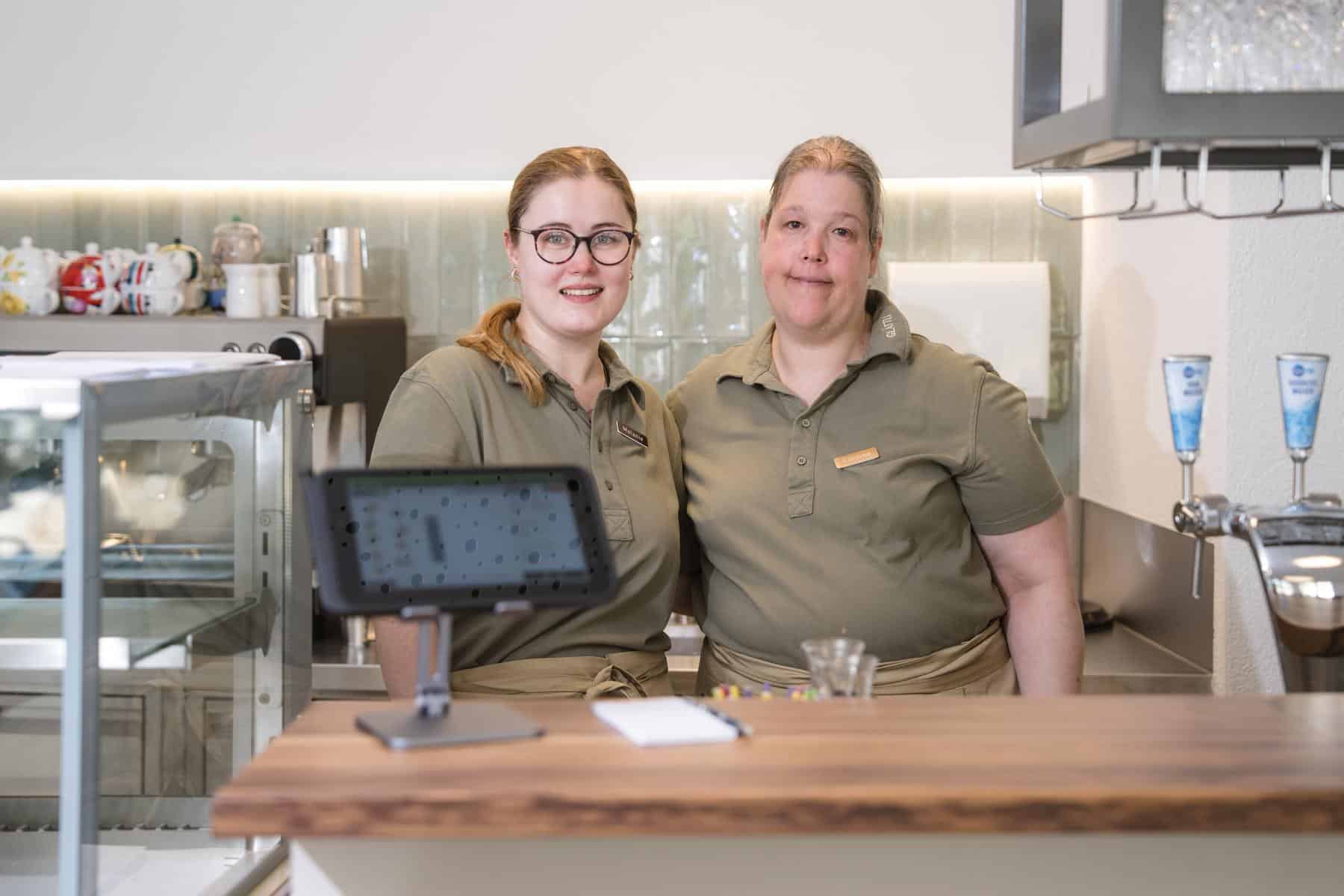 Zwei Mitarbeiterinnen des Glättli Restaurants an der Theke