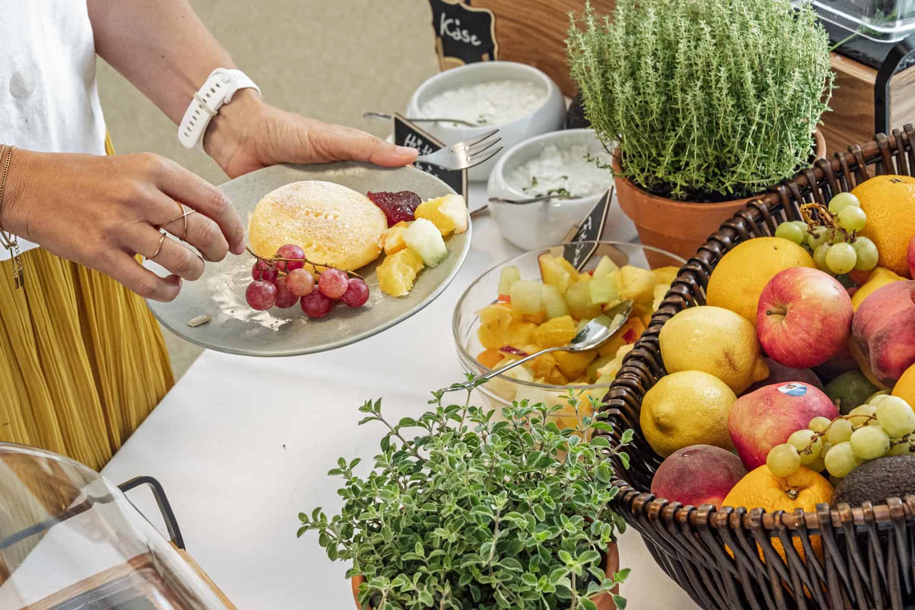 Teller mit Blini, Beeren und frischen Früchten am Sonntagsbrunch im Glättli
