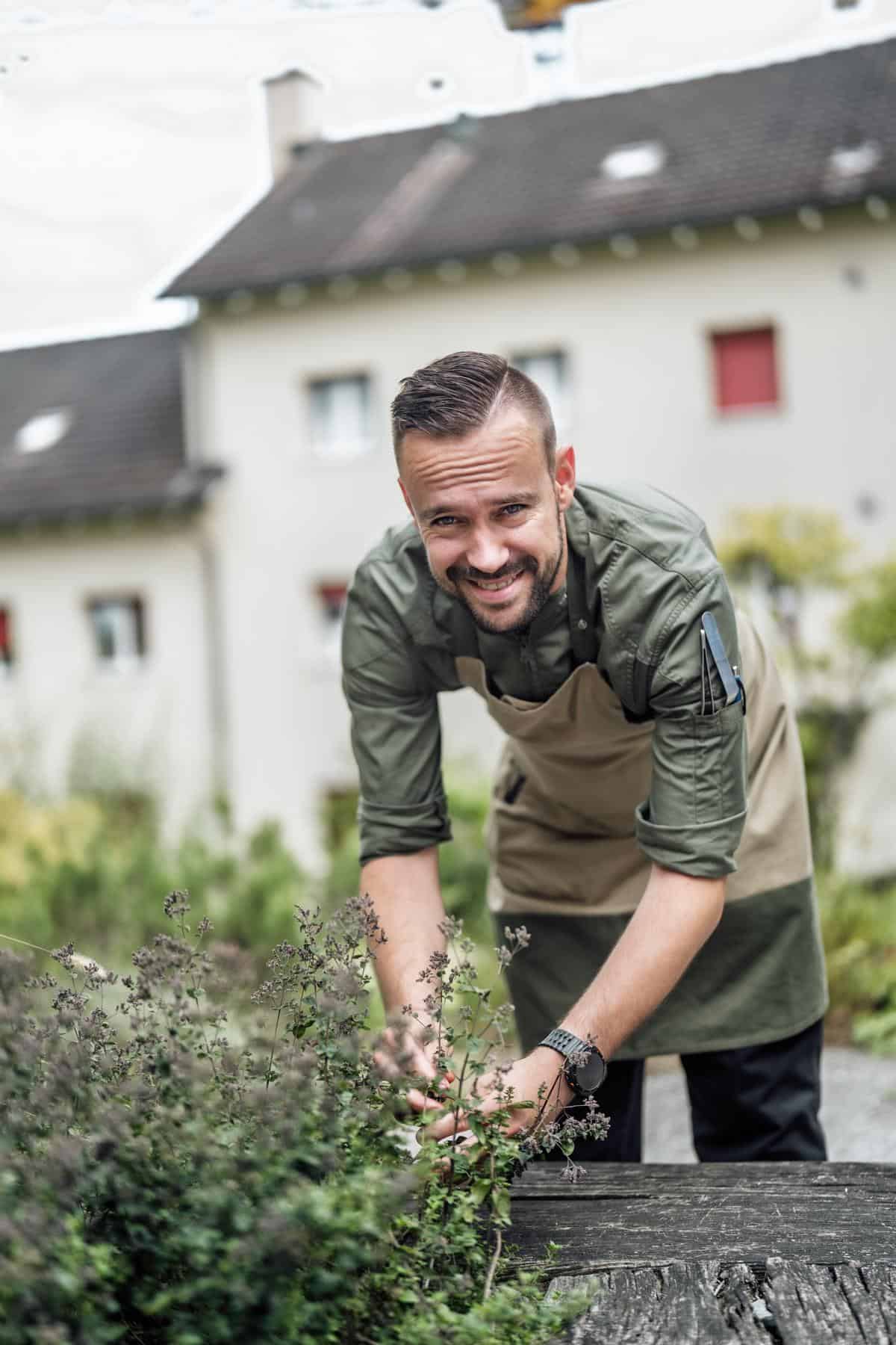 Peter Manthei, Teamleiter Küche, im Kräutergarten des Glättli