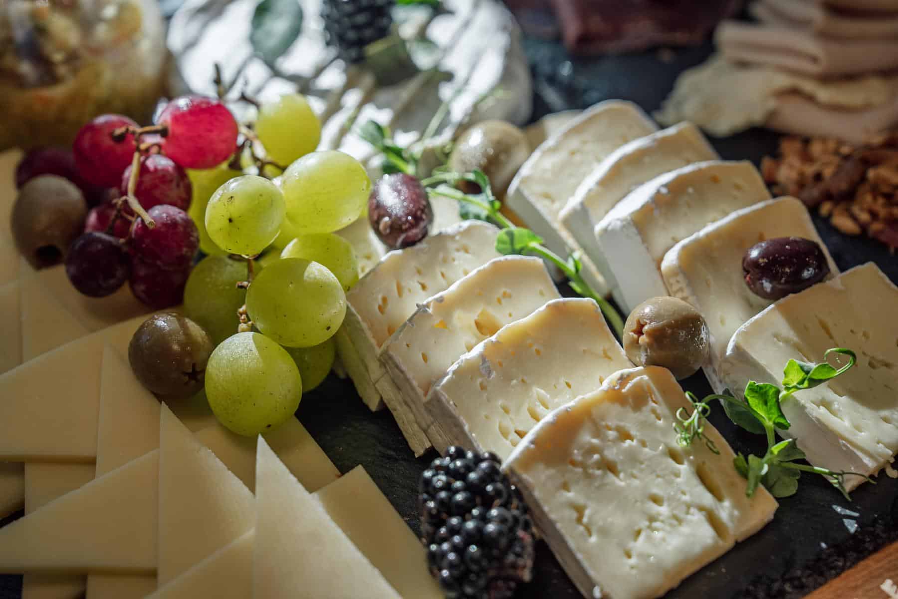 Käseplatte mit Trauben und Brombeeren am Sonntagsbrunch im Glättli