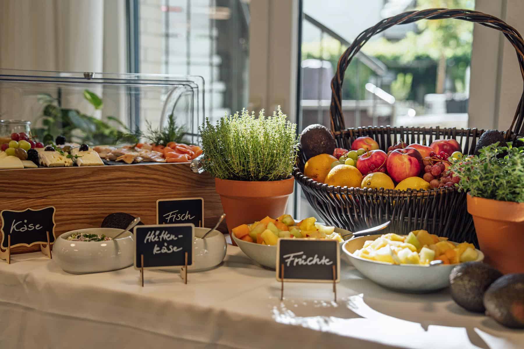 Brunch-Buffet mit Früchten, Kräutern und Käse im Glättli Restaurant