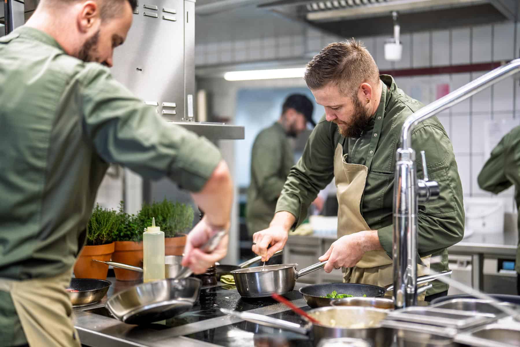 Köche bei der Zubereitung von Gerichten in der Küche des Glättli Restaurants