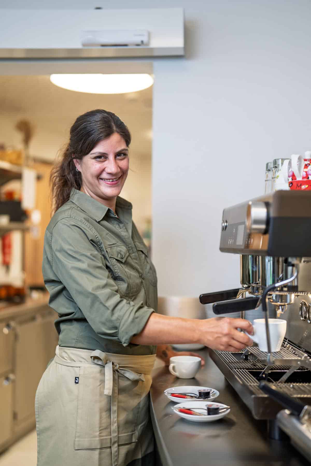 Giulia Steinemann, Fachperson Gastronomie + Events, an der Kaffeemaschine im Glättli