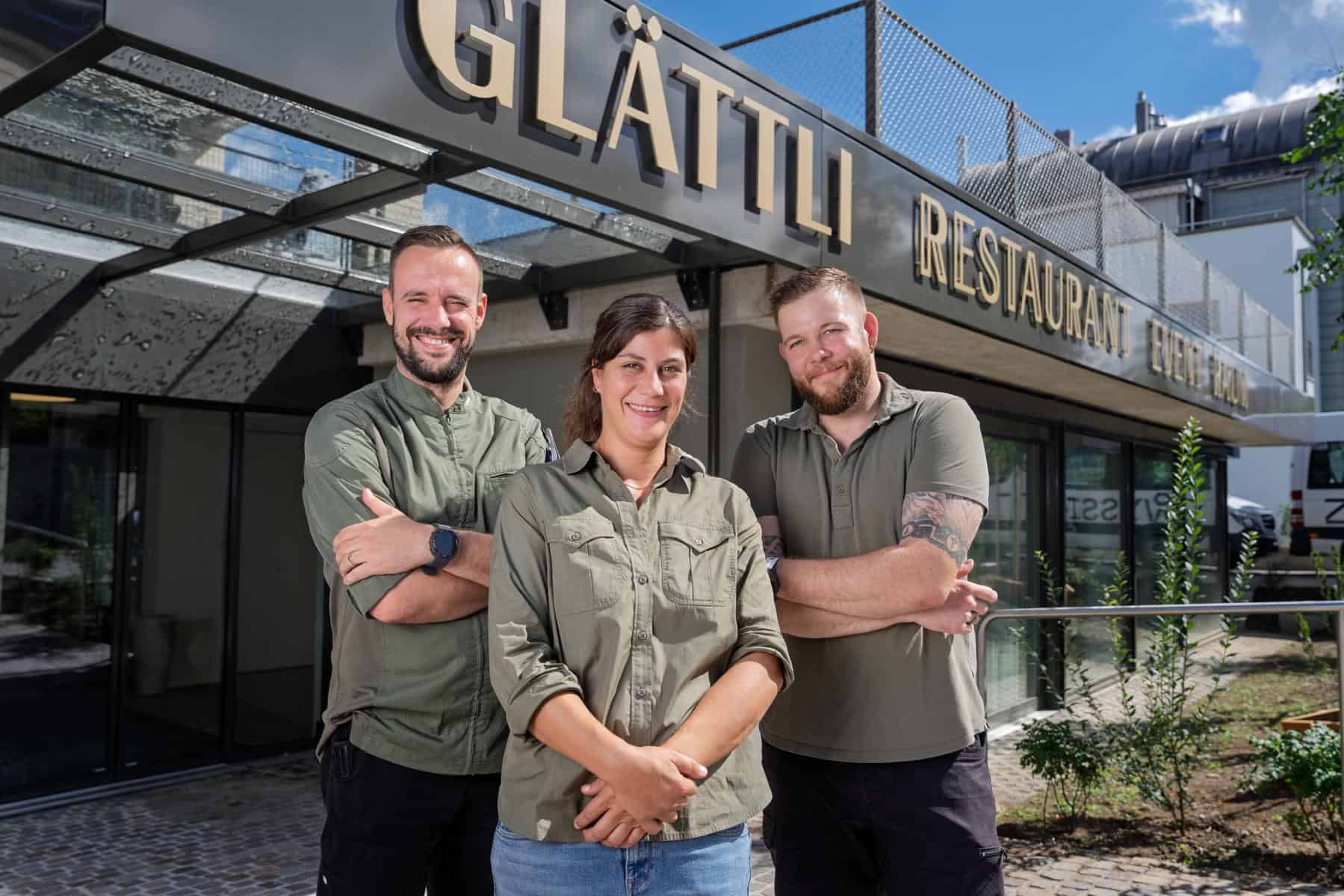 Tobias Jäkel, Giulia Steinemann und Peter Manthei vor dem Glättli Restaurant